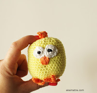 http://www.akamatra.com/2016/04/crochet-easter-chicken-free-pattern.html