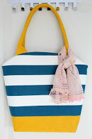 http://theseamanmom.com/rounded-opening-tote-bag-tutorial/