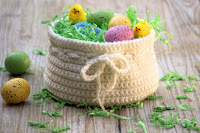 http://olives-n-okra.com/diy-easter-basket-free-crochet-pattern/