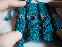 http://soleneknits.blogspot.fr/2016/02/grafting-in-pattern-photo-tutorial.html