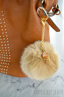 http://happygirlycrafty.blogspot.gr/2016/01/how-to-make-trendy-faux-fur-pompom-bag.html?showComment=1454068534111