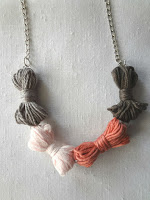 http://thelittletreasures.blogspot.mk/2015/12/yarn-bow-necklace-diy.html