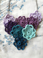 http://thelittletreasures.blogspot.mk/2015/10/little-rosettes-flower-neklace-free.html