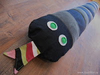 http://www.annymay.ca/blogs/craft-diy/17857452-sewing-a-giant-snake-giant-stuffed-animals-for-kids-free-pattern