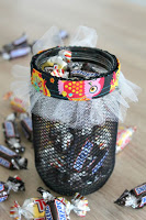 http://theseamanmom.com/diy-halloween-treat-jar/