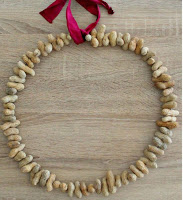 http://theseamanmom.com/bird-feeder-wreath-from-peanuts/