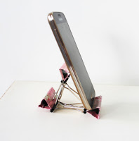 http://akamatras.blogspot.gr/2015/09/diy-smart-phone-stand-with-binders-full.html