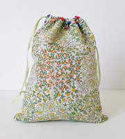 http://www.madforfabric.com/2015/07/02/reversible-drawstring-bag-tutorial/