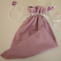 http://nannycraft4u.com.au/2015/06/make-a-lined-drawstring-bag/