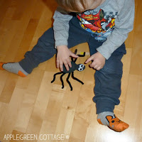 http://applegreencottage.blogspot.com/2015/05/how-to-make-spider-kids-crafts.html