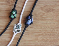 http://curlymade.blogspot.pt/2015/02/diy-netted-stone-friendship-bracelets.html