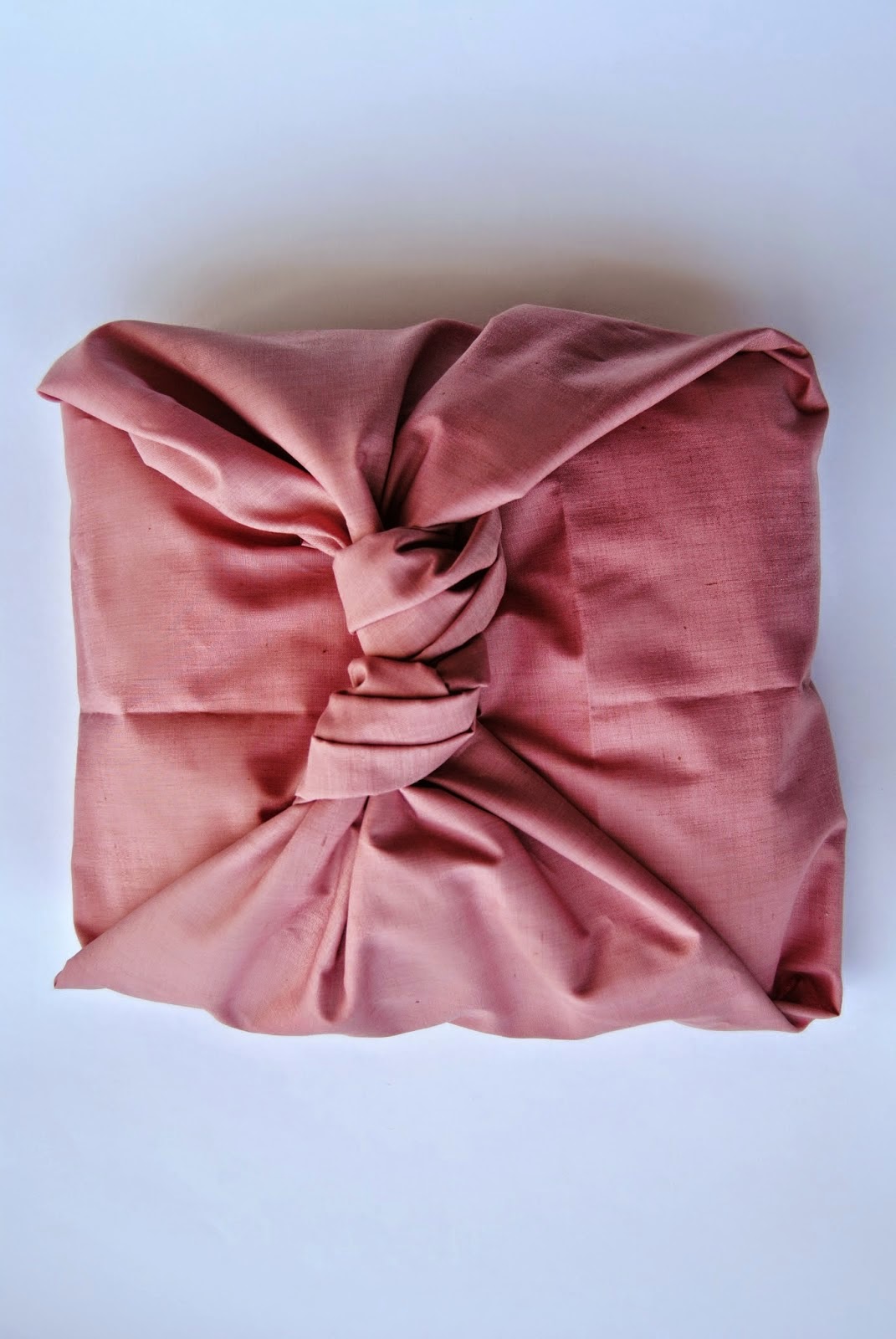 http://thecuriouslifeoflisa.blogspot.co.uk/2015/02/diy-no-sew-pillowcase.html