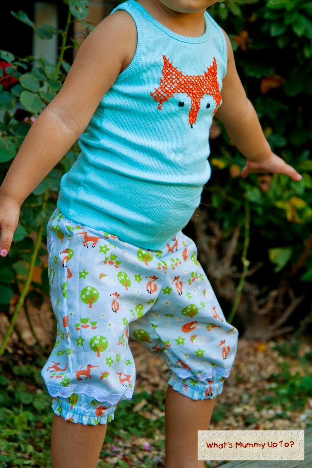 http://www.whatsmummyupto.com/2015/04/free-tutorial-foxy-loxy-lacey-pants.html