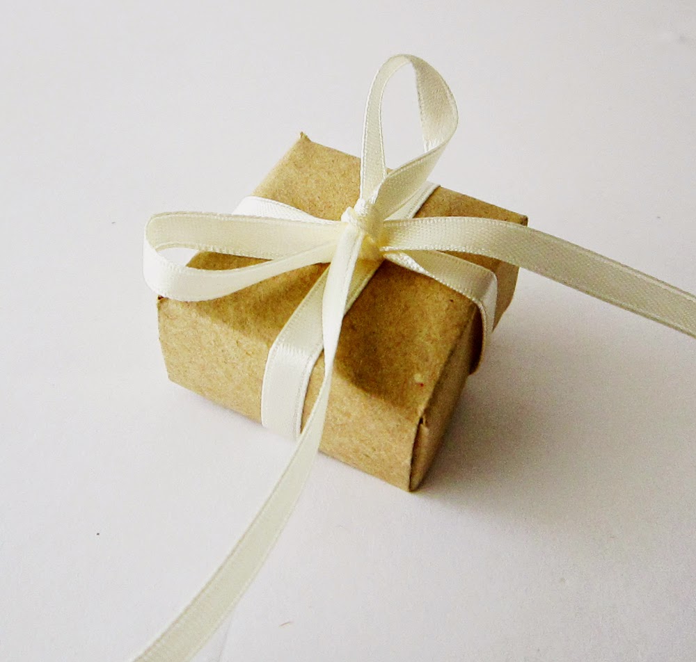 http://akamatras.blogspot.gr/2015/02/diy-origami-gift-boxes.html