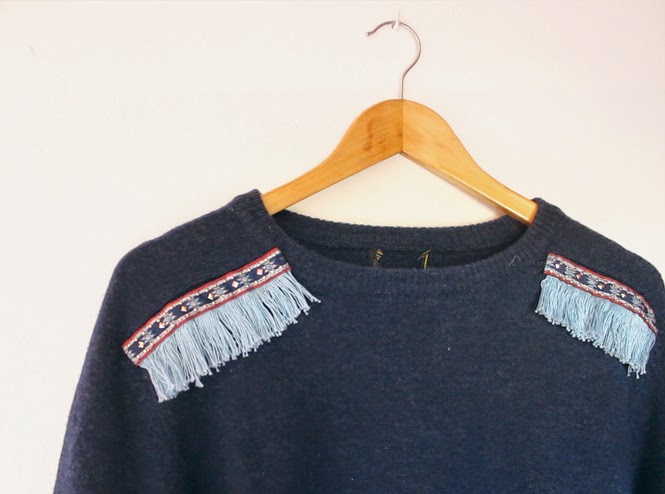 http://curlymade.blogspot.pt/2015/03/diy-fringe-trim-sweater-update.html