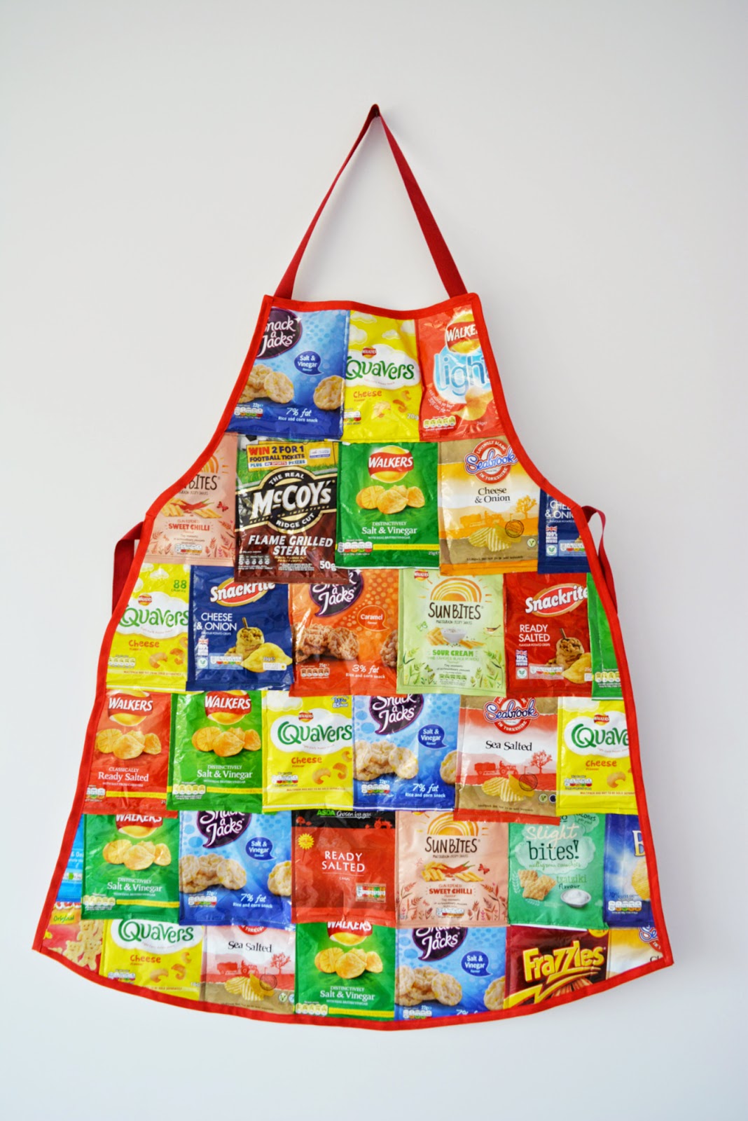 http://vickymyerscreations.co.uk/tutorial-2/recycled-crisp-packet-apron-diy/