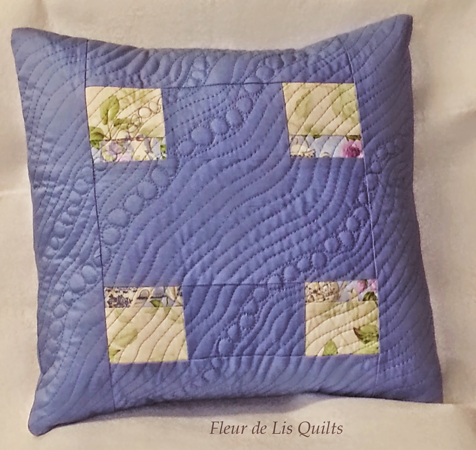 http://fleurdelisquilts.blogspot.com/2015/01/blue-pillow-tutorial.html