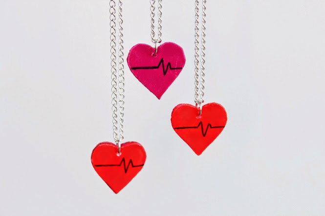 http://curlymade.blogspot.pt/2015/02/diy-upcycled-heart-charms-collab-with.html