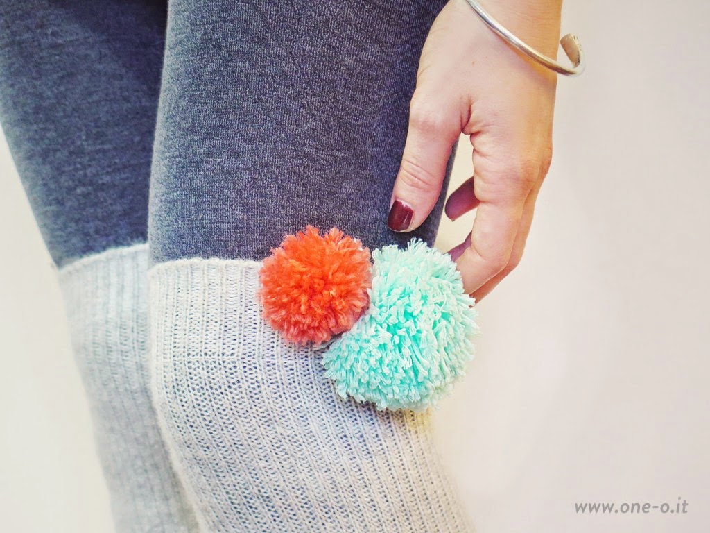 http://www.one-o.it/diy-yarn-pom-pom-legwarmers/#.VNCaki4qong