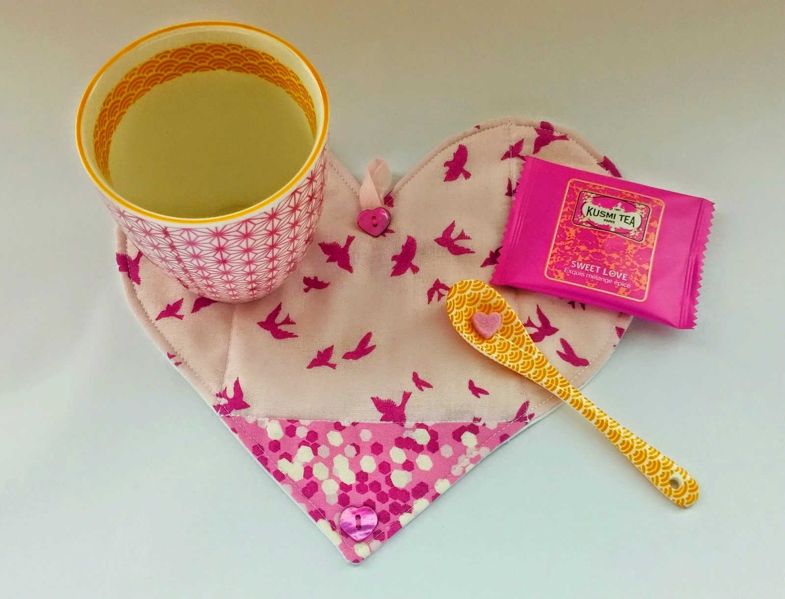 http://ellaandnesta.blogspot.it/2015/02/how-to-make-folding-envelope-heart-mug.html