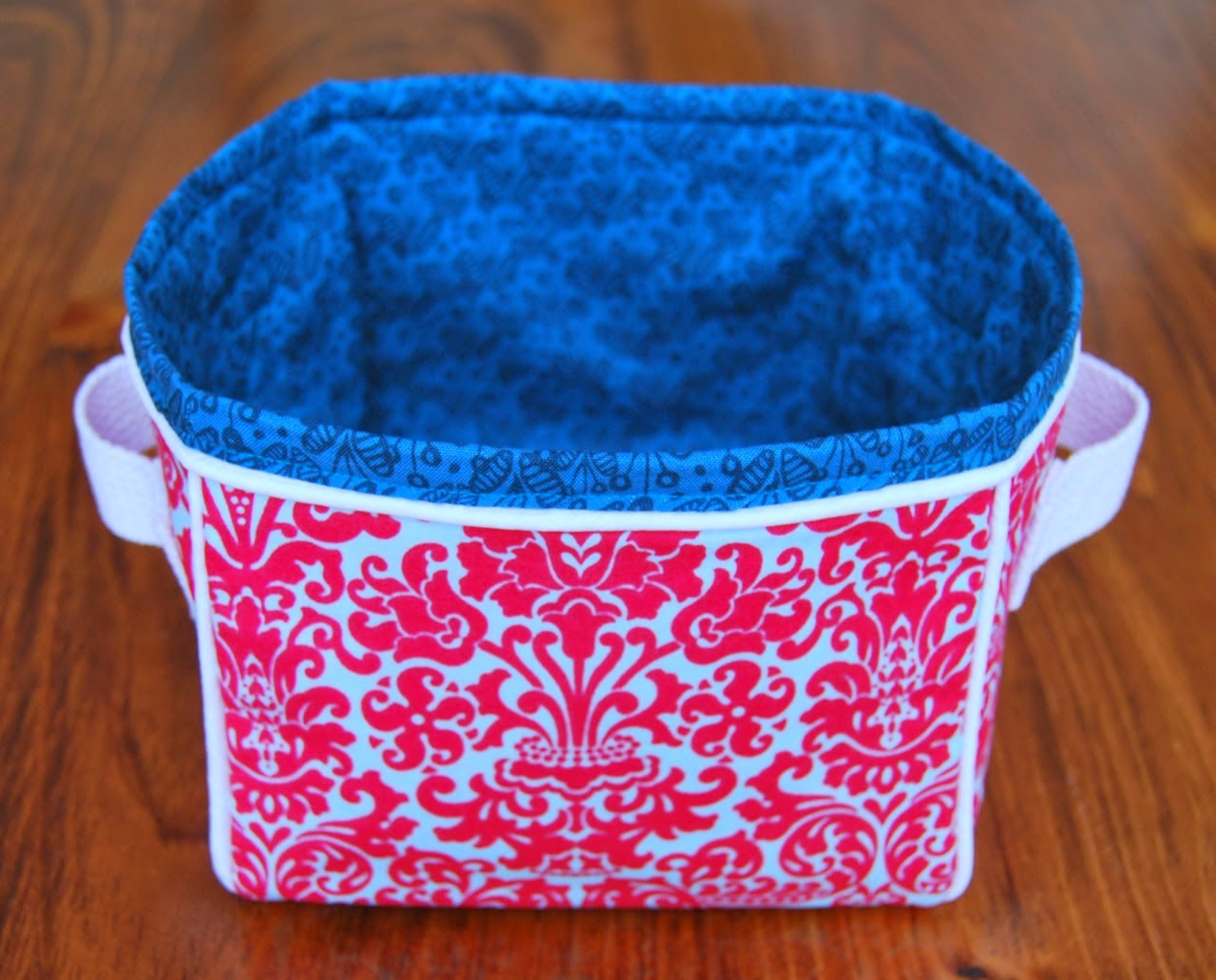 http://roonieranching.blogspot.com/2015/01/boxy-fabric-basket-sewing-tutorial.html