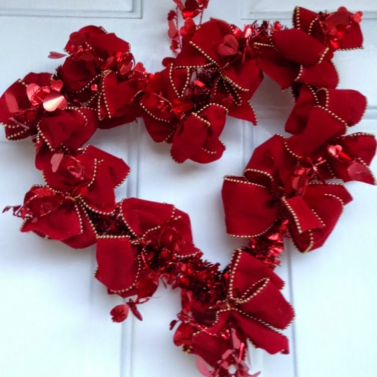 http://xoxograndma.blogspot.com/2015/02/easy-heart-ribbon-wreath-tutorial.html