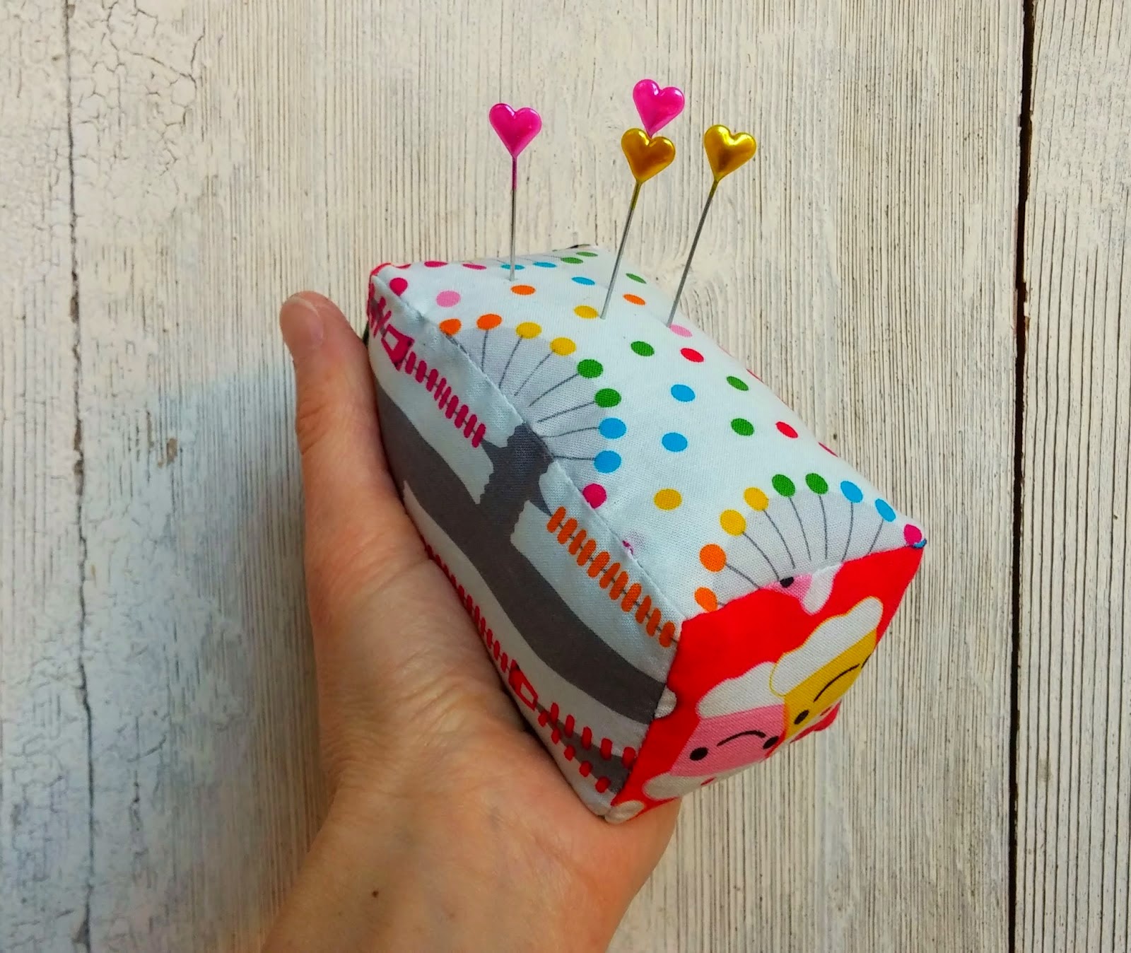 http://ellaandnesta.blogspot.it/2015/01/how-to-make-two-sided-magnetic-fabric-pin-cushion-tutorial.html