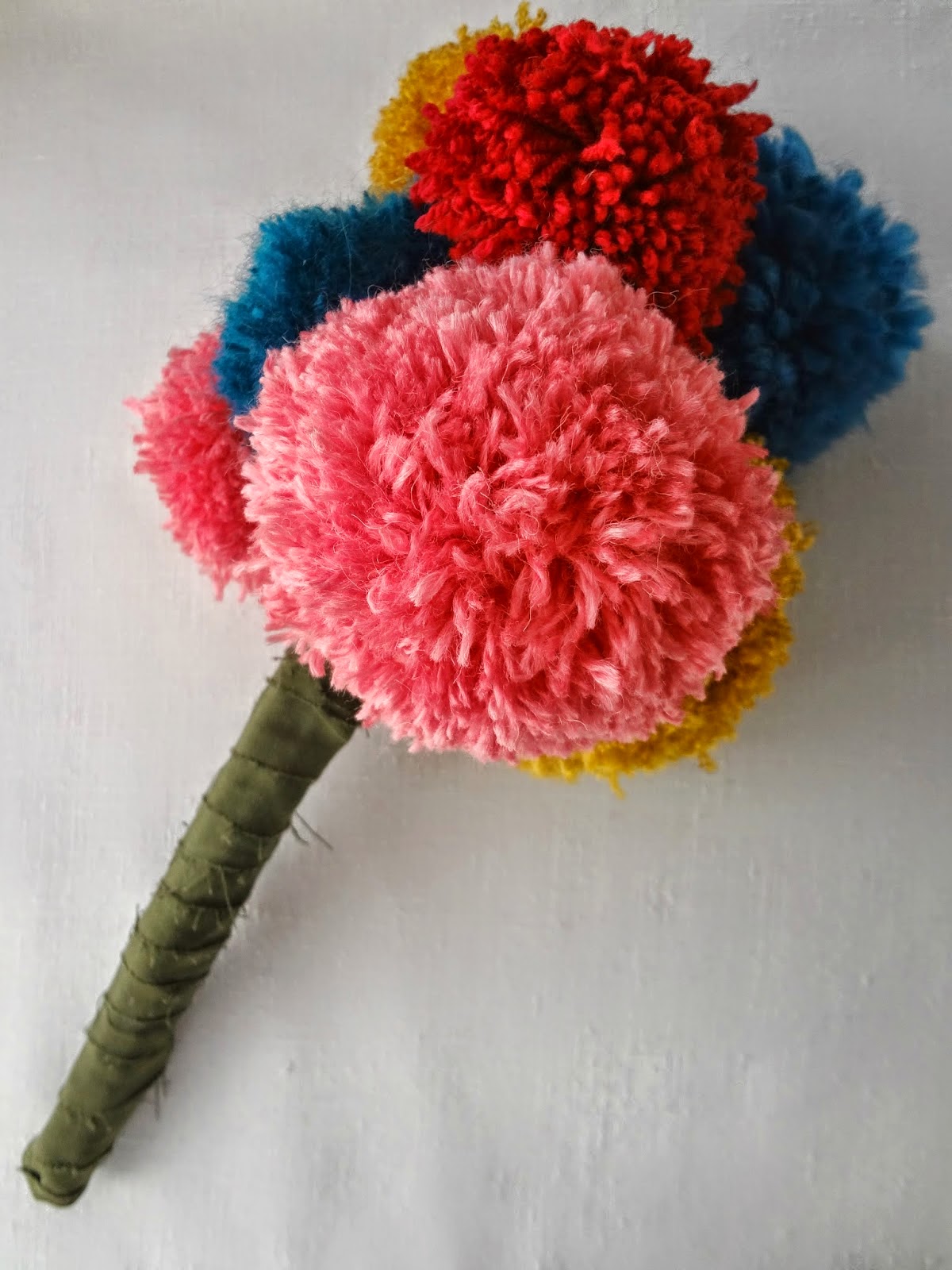 http://thelittletreasures.blogspot.com/2015/01/pom-pom-bouquet-how-to.html