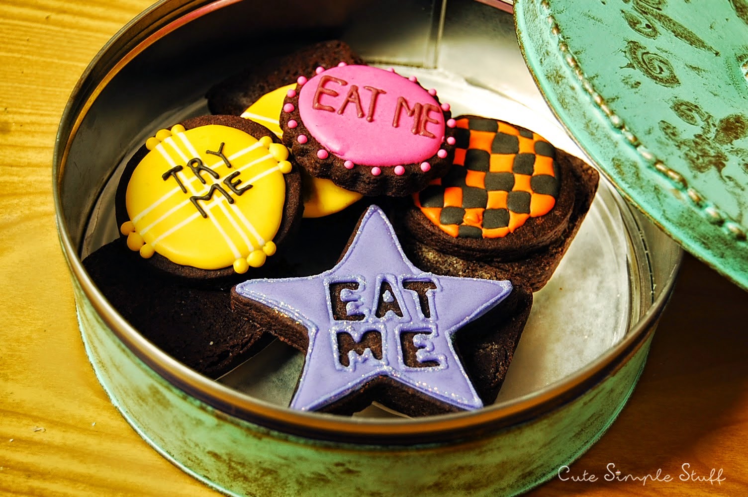 http://www.cutesimplestuff.com/2015/01/alice-in-wonderland-cookies.html