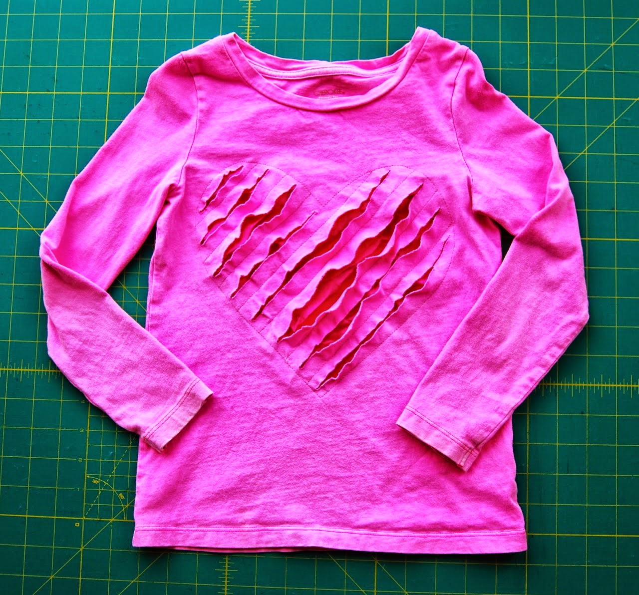 http://roonieranching.blogspot.com/2015/01/shredded-heart-t-shirt-sewing-tutorial.html