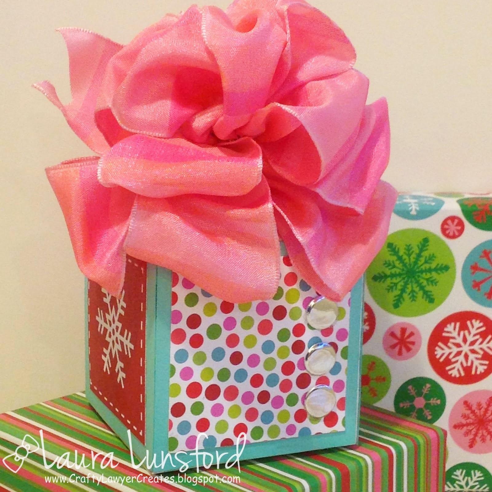 http://craftylawyercreates.blogspot.com/2015/01/little-quick-bowdabra-bow-tutorial.html