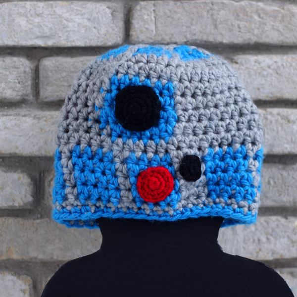 http://www.blog.oomanoot.com/r2-d2-crochet-hat-tutorial/?utm_source=directory&utm_medium=totally&utm_campaign=r2-d2-crochet-hat-tutorial