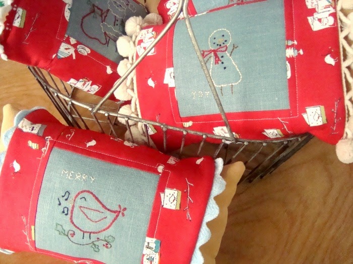 http://www.patchworkposse.com/2014/12/christmas-embroidery-pillow-cover/