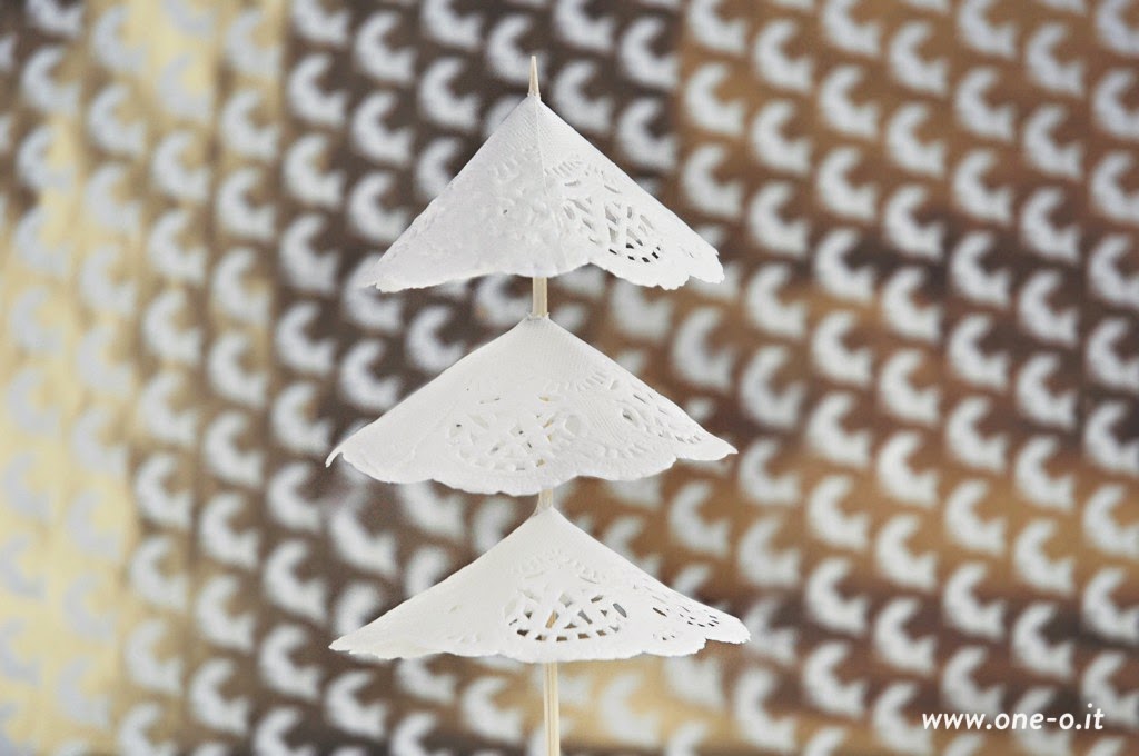 http://www.one-o.it/diy-doily-christmas-trees/#.VJLB6Hsqong