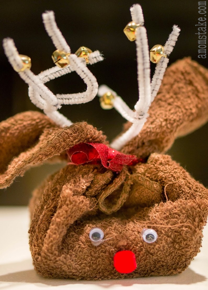 http://www.amomstake.com/2014/11/reindeer-towel-easy-homemade-christmas-gift/