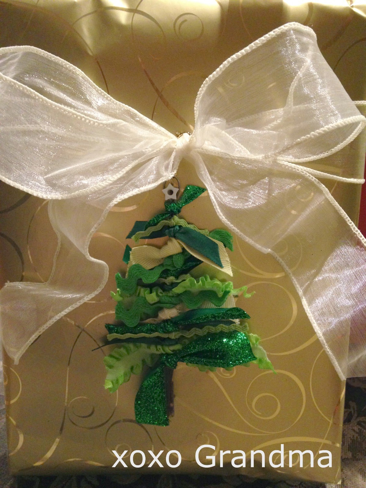 http://xoxograndma.blogspot.com/2014/11/easy-ribbon-trim-tree-ornaments-tutorial.html