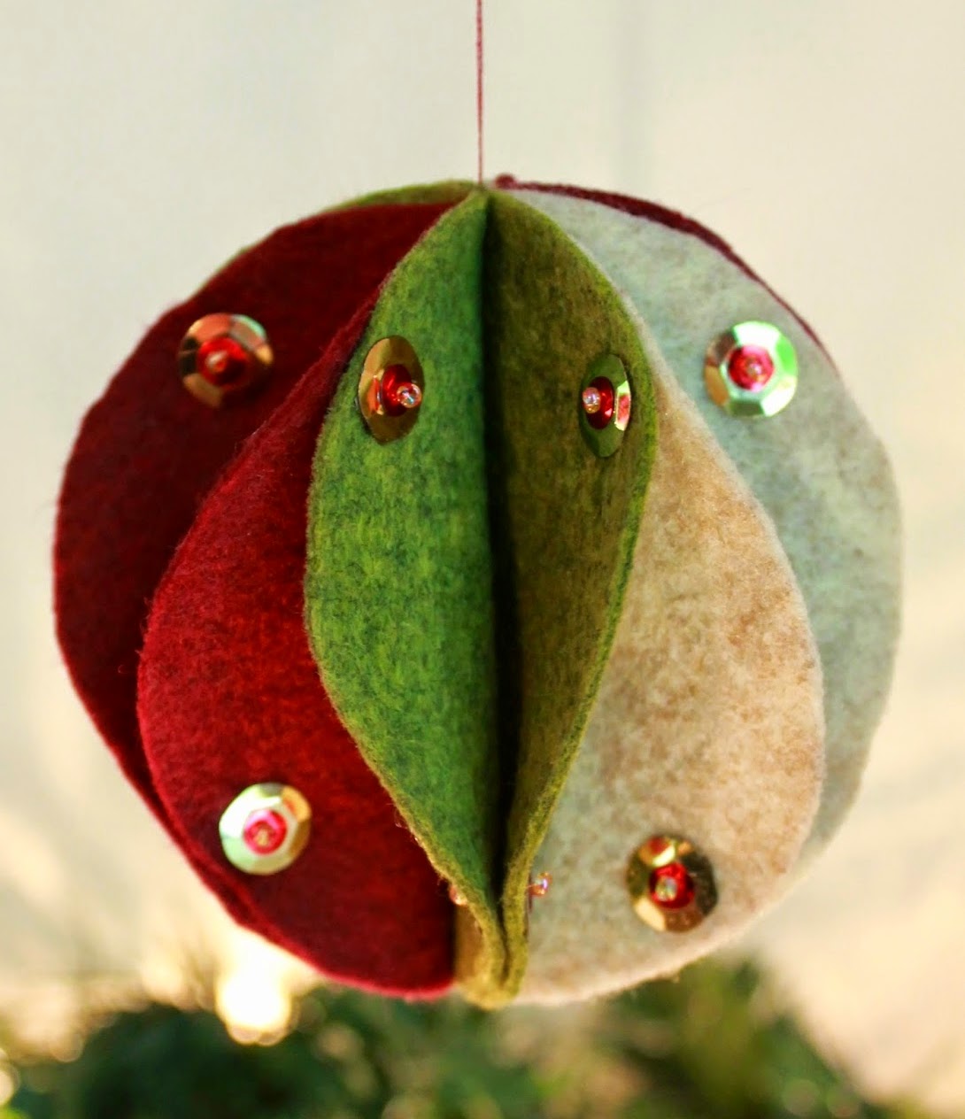 http://theinspiredwren.blogspot.com/2014/07/felt-christmas-ornament.html