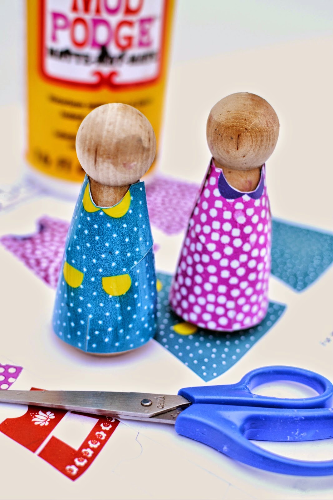 http://plentyofpaprika.blogspot.com/2014/11/printable-peg-doll-clothes-for-girl.html