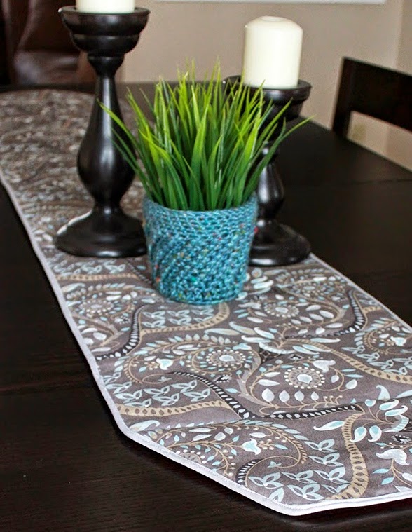 http://theinspiredwren.blogspot.com/2014/11/table-runner-trivet-tutorial.html