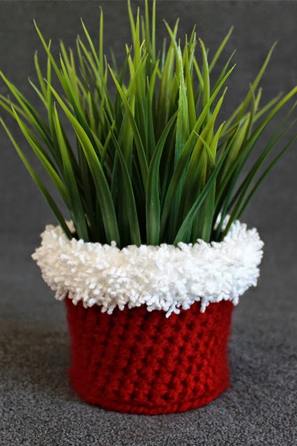 http://theinspiredwren.blogspot.com/2014/11/holiday-crochet-planter-pattern.html