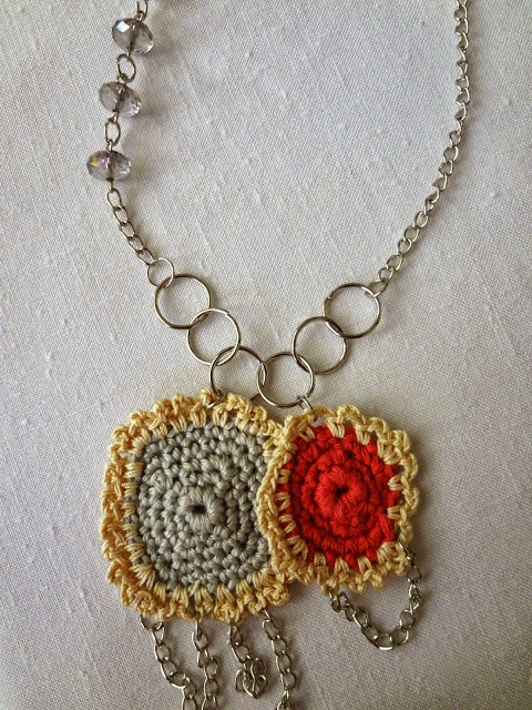 http://thelittletreasures.blogspot.com/2014/11/granny-square-necklace-free-tutorial.html