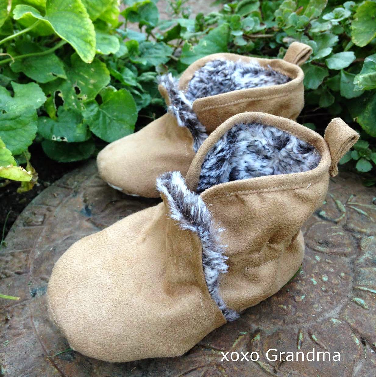 http://xoxograndma.blogspot.com/2014/11/warm-lined-baby-booties-tutorial-and.html