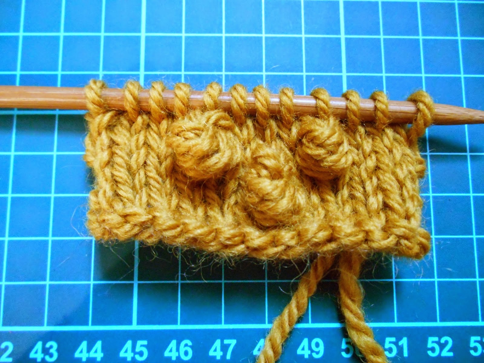 http://soleneknits.blogspot.fr/2014/11/photo-tutorial-make-bobble-tuto-photo.html