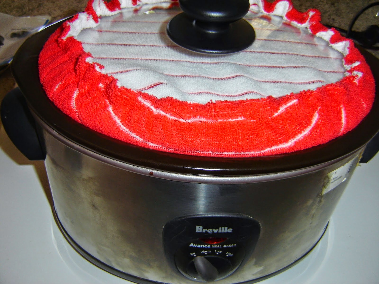 http://nannynotes2u.blogspot.com.au/2014/11/tutorial-slow-cooker-lid-cover.html