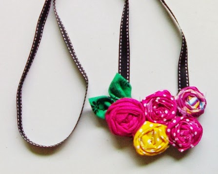 http://hayanohandmade.blogspot.com/2010/12/diy-flowery-necklace.html