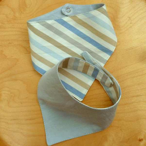 http://applegreencottage.blogspot.com/2014/10/bandana-bib-tutorial-with-free-pattern.html