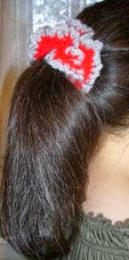 http://www.simplyshoeboxes.com/2012/02/crocheted-pony-tail-holder-tutorial.html