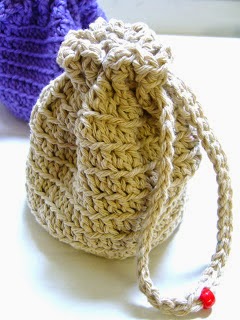 http://www.simplyshoeboxes.com/2012/06/simple-crocheted-stand-up-drawstring.html