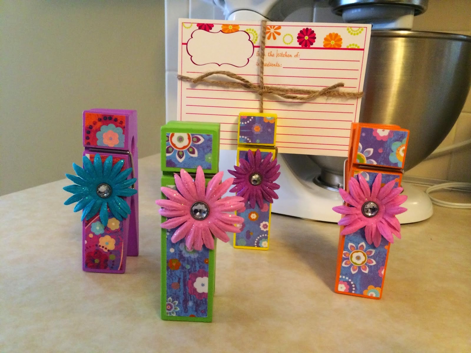 http://michaelcreations.blogspot.com/2014/09/i-love-these-little-recipe-holders-they.html