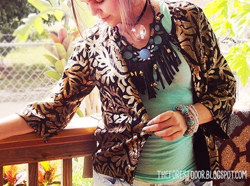 http://theforestdoor.blogspot.com/2014/08/boho-fringe-statement-necklace-diy.html